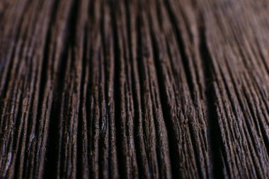 Derin ahşap doku, sığ derinliği alan ile koyu arka plan.