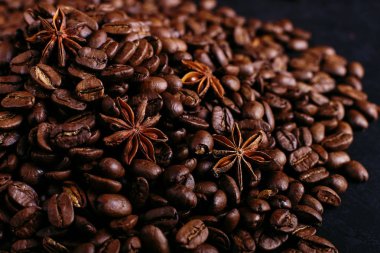 Yıldız anason ve kahve çekirdekleri mutfak masasında. Kahve içecek, closeup arka plan için kokulu baharatlar.