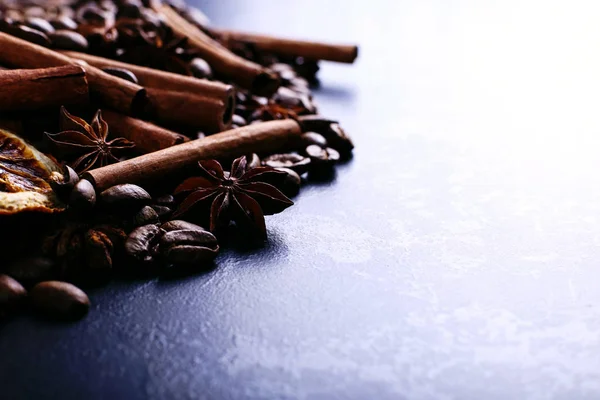 Zimtstangen Sternanis Kaffeebohnen Auf Dem Küchentisch Duftende Gewürze Für Kaffeetrinken — Stockfoto