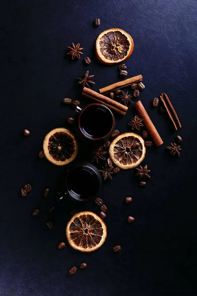 Een Kop Van Koffie Steranijs Kaneel Gedroogde Oranje Koffie Bonen — Stockfoto