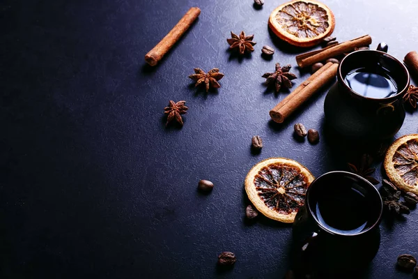 Filiżankę Kawy Anyż Cynamon Suszone Ziarna Kawy Pomarańczy Blacie Ciemny — Zdjęcie stockowe