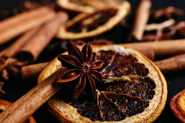 Bâtonnets Cannelle Anis Étoilé Orange Séché Sur Table Cuisine Épices — Photo