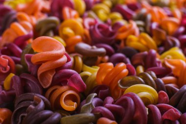 Doğal sebze boyaları ile olağandışı şeklinde bir çok renkli makarna. Arka plan.