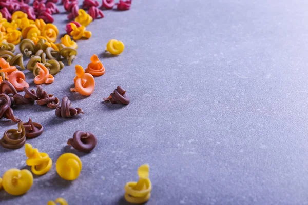 Pasta Multicolore Forma Insolita Con Coloranti Vegetali Naturali Sparsi Sulla — Foto Stock