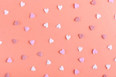 Kalp şeker masada dağınık gibi toz şeklinde. Mutlu Paskalya konsept tebrik kartı tasarımı.