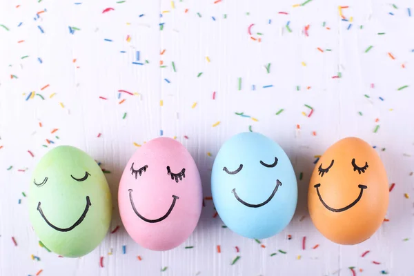 Кольорові Яйця Розфарбованими Посмішками Великоднем Концепція Дизайну Вітальних Листівок — стокове фото