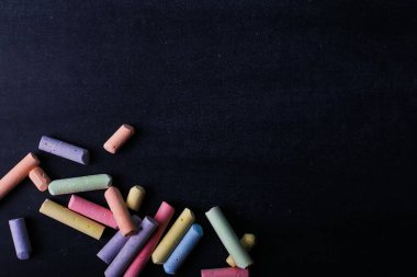 Çok renkli boya kalemi siyah Tebeşir tahtaya, kopya alanı yalan. Okul, eğitim ve çocukluk kavramı.