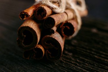 Baharat eski masanın üzerine tarçın sopa. Rustik arka plan, aroma yakın çekim.