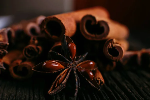 Specerijen Stokjes Kaneel Steranijs Oude Tafel Rustieke Donkere Achtergrond Aroma — Stockfoto