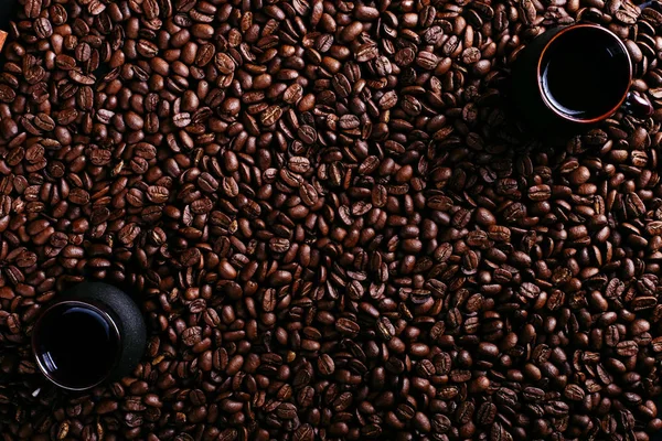 Zwei Tassen Kaffee Sternanis Zimt Auf Dem Hintergrund Von Kaffeebohnen — Stockfoto