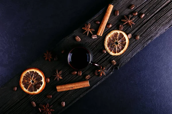 Een Kop Van Koffie Steranijs Kaneel Gedroogde Oranje Koffie Bonen — Stockfoto