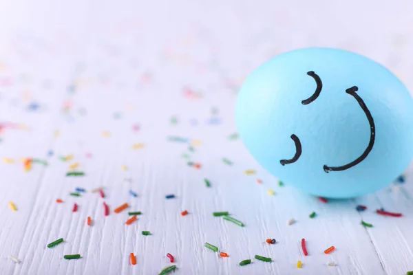 Блакитне Яйце Розфарбованими Посмішками Великоднем Концепція Дизайну Вітальних Листівок — стокове фото