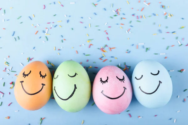 Кольорові яйця з розфарбованими посмішками. Зі святом Великодня концепція вітальних листівок дизайн . — стокове фото