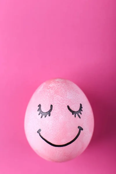 Pink egg with painted smiles. Happy Easter concept greeting card design. — Stock Photo, Image