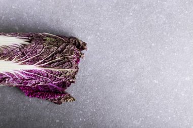Pekin lahana, alışılmadık bir mor renk taş tezgah, salata için en iyi seçenek yatıyor.