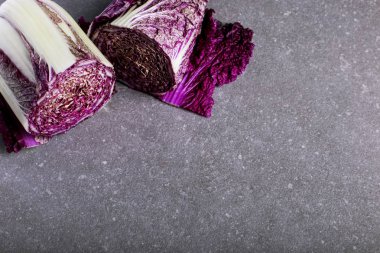 Pekin lahana, alışılmadık bir mor renk taş tezgah, salata için en iyi seçenek yatıyor.