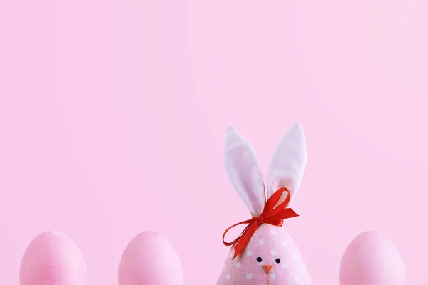 Coniglio Fatto Mano Tra Uova Pasqua Concetto Festa Divertimento — Foto Stock