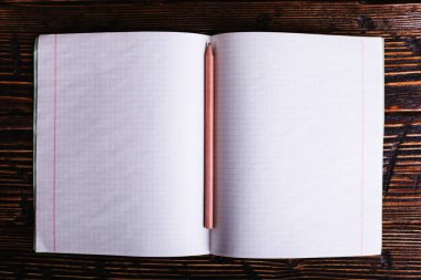 Defter ve kalem koyu ahşap tablo.