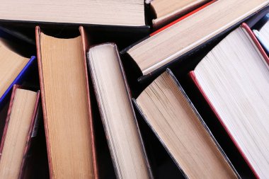 Kitap rastgele duruyor. Kitap arka plan, bilgi güç.