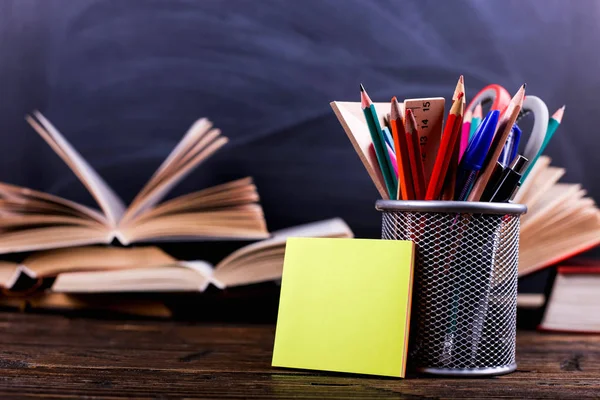 Cuaderno Libros Abiertos Soporte Para Bolígrafos Mesa Madera Oscura Fondo — Foto de Stock