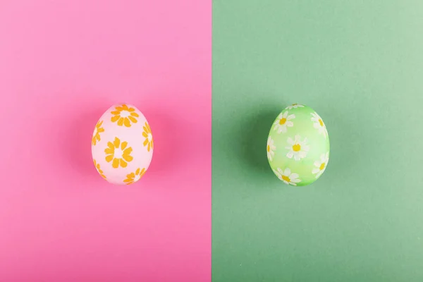 Пасхальні яйця розфарбовані квіти вручну на кольоровому фоні . — стокове фото