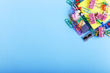 Renkli kalemler, ATAÇ ve iğne, okul malzemeleri çizim, desen, kopya alanı için.