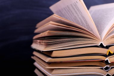 Bir tebeşir tahtası çerçevede masanın üzerine açık kitaplardır. Okulda, bir dağ bilgi zor ev ödevi.