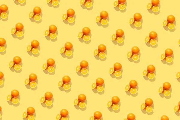 Oranges on bright colored yellow background. Repeating pattern, — Stock Photo, Image