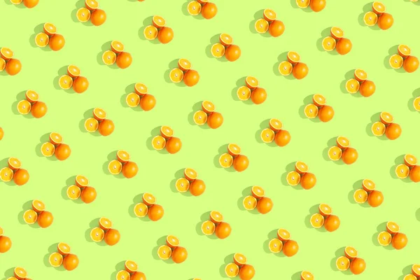 Oranges on a bright colored green background. Repeating pattern, — Stock Photo, Image