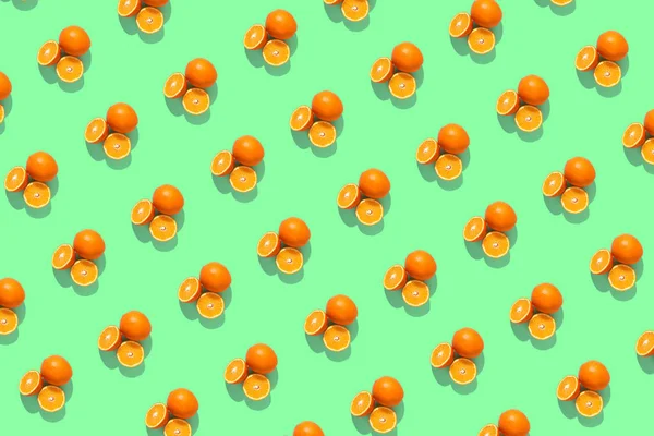 Oranges on a bright colored green background. Repeating pattern, — Stock Photo, Image