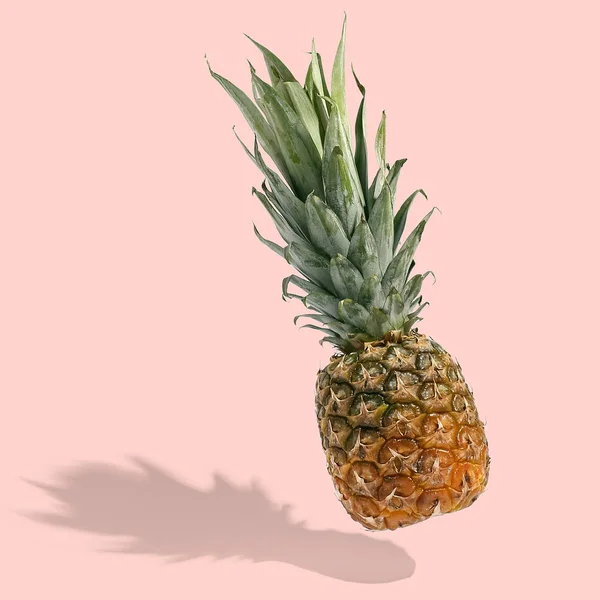 Ananas vole dans l'air sur fond lumineux disposition créative , — Photo