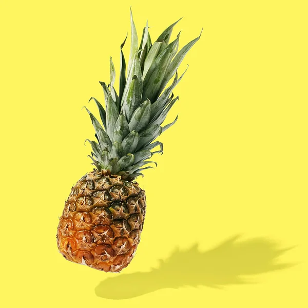 Ananas vole dans l'air sur fond lumineux disposition créative , — Photo