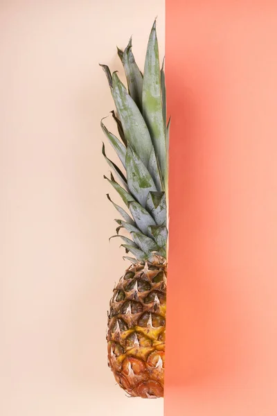 Ananas půl na světlé pozadí kreativní rozvržení, kopie prostoru. — Stock fotografie