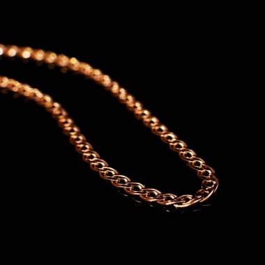 Altın zincir siyah bir arka plan yansıması ile sigara, dokuma. İzole, makro, yumuşak odak.