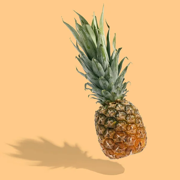 Ananas flyger i luften på ljus bakgrund kreativ layout, — Stockfoto