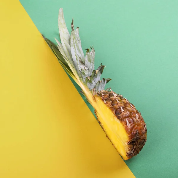 Ananász fél a világos háttér kreatív elrendezés, másol hely. — Stock Fotó