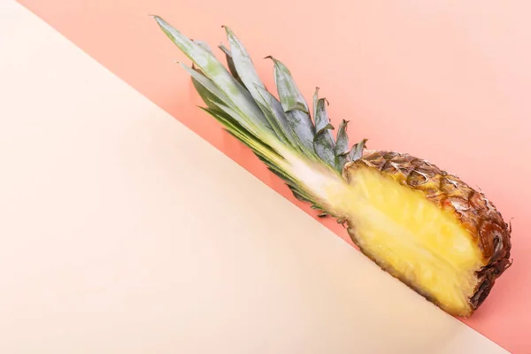 Ananász fél a világos háttér kreatív elrendezés, másol hely. — Stock Fotó