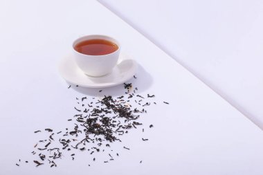 Çay ve çay ile seramik kupa, beyaz bir arka plan üzerinde bırakır. , 