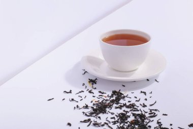 Çay ve çay ile seramik kupa, beyaz bir arka plan üzerinde bırakır. , 