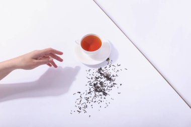 Seramik bardak çay, beyaz bir arka plan ile. Sert gölgesinde 