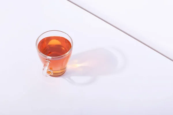 玻璃杯与茶, 在白色的背景。刺眼的阴影 — 图库照片