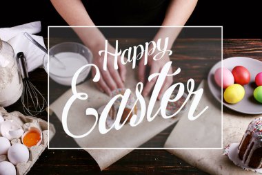 Kız Paskalya pişirme hazırlar, pasta buzlanma ile smear ve renkli toz ile sprinkles. Mutfak masasında karanlık bir arka plan üzerinde tatil için hazırlanıyor.