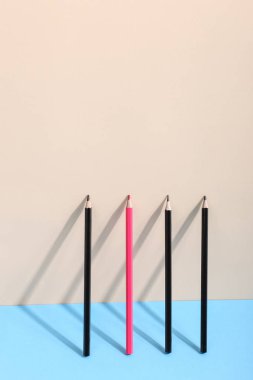 Kalem geometrik şekiller çizim, gölgeni duvara yaslan. Bütün, özel, konsept sanat, farklı biri minimalizm.