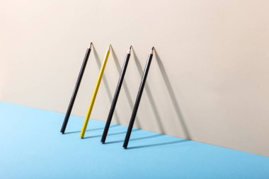 Kalem geometrik şekiller çizim, gölgeni duvara yaslan. Bütün, özel, konsept sanat, farklı biri minimalizm.