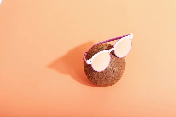 Kokosnuss mit Brille, der Morgen ist ein zäher Schatten der Sonne. co — Stockfoto