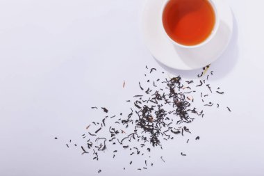 Çay ve çay ile seramik kupa, beyaz bir arka plan üzerinde bırakır. , 