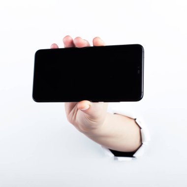 Bir akıllı telefon ile a siyah perde tutan paperman, delik dışında el. Beyaz arka plan üzerinde izole.