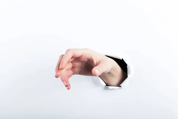 El kağıt delikten. Beyaz arka plan üzerinde izole.