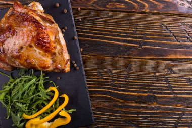 Uyluk Türkiye siyah taş gemide baharat ile fırında pişirdim. Sağlıklı gıda. Şükran günü yemeği.