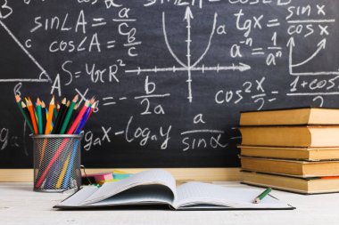 Sınıf tebeşir kurulu yazılı formüllerle arka plan kitapları ile okul Danışma. Soncept öğretmenin gün.